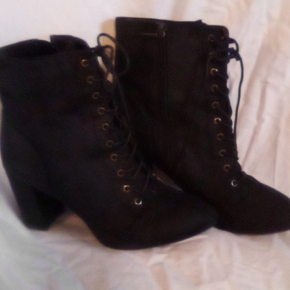 Laced heeled boots